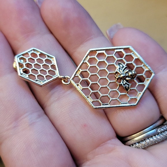 💥LAST ONE💥Honeycomb and Bee Hinged Dangle Earrings, goldplated - Picture 3 of 4